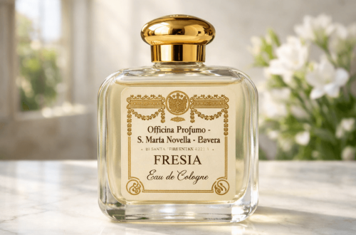 フィレンツェの修道院から差し込む自然光の中、白い大理石の上に置かれたサンタ・マリア・ノヴェッラ「フリージア(Fresia)」の香水ボトル。清潔感あふれる石鹸のようなフローラルの香りが特徴のフリージア 香水を表現したニッチフレグランス。